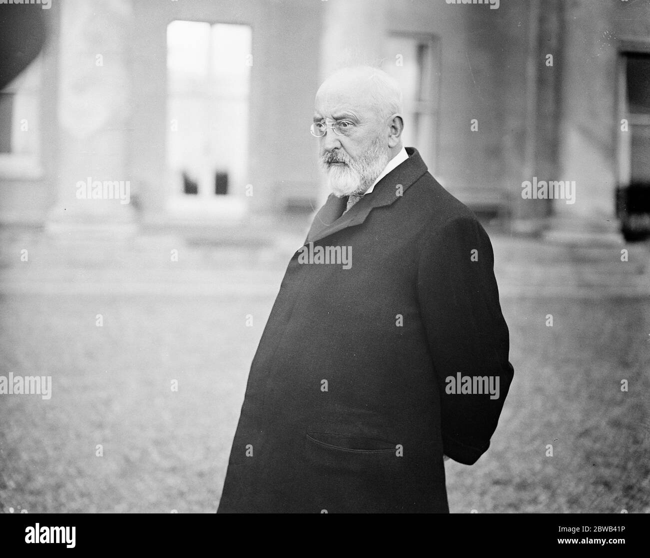 Il primo discorso del Governatore Generale irlandese ad entrambe le case a Dublino, il signor T M Healy, K C, fuori dalla Camera del Senato. Vice Regal Lodge 13 Dicembre 1922 Timothy Michael Healy, KC ( 17 Maggio 1855 - 26 Marzo 1931 ) Foto Stock