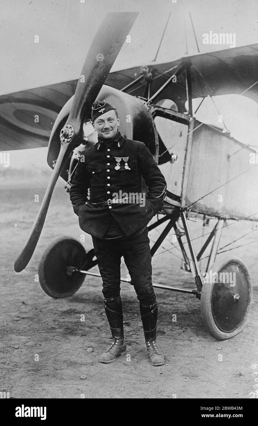 Sorpresa mondiale di volo, un'emozionante corsa da un antipasto tardi . Dopo aver effettuato un volo di 1,250 miglia non stop da Parigi a Bucarest in 11 ore , l'aereo francese Lt Pelletier d' Oisy , ha raggiunto Bassora e lasciato qui sulla sua strada per Tokyo . Si ritiene che stia tentando di superare il leader dello squadrone MacLaren e battere sia i volantini del mondo britannico che americano . LT Pelletier d' Oisy. 28 aprile 1924 Foto Stock