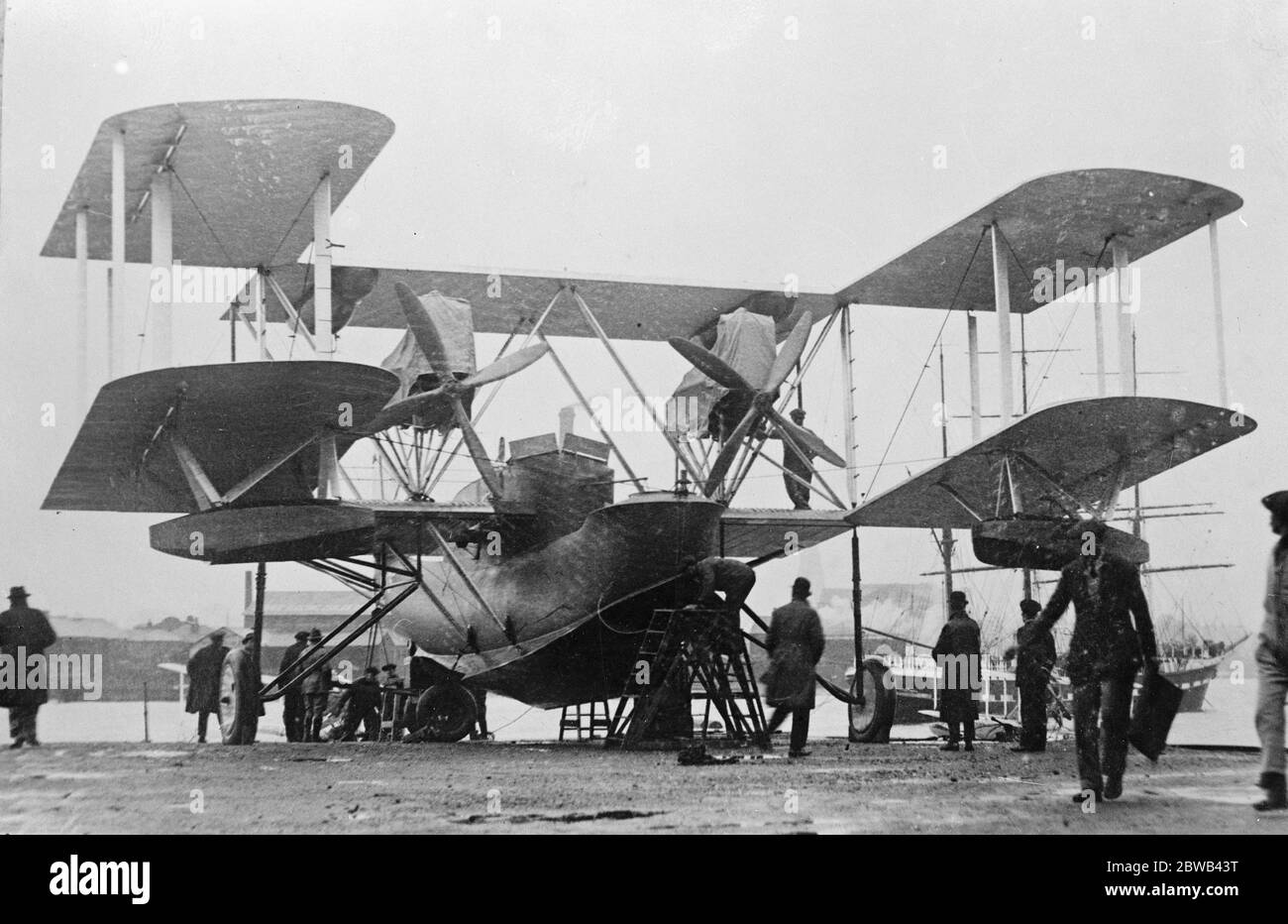 La prima barca anfibia a motore doppio costruita per il Ministero dell'aria per trasportare 14 passeggeri . La prima barca anfibia a motore gemellare ad essere costruita nel mondo ha appena completato i suoi primi test ufficiali e è stata consegnata al Ministero dell'aria . È progettato per ospitare 12 passeggeri oltre a un pilota e ingegnere. La macchina è dotata dei più recenti dispositivi aeronautici e presenta ali pieghevoli e un unico carrello retrattile di atterraggio che può essere sollevato o abbassato in pochi secondi . La macchina con le alette ripiegate che procede verso il basso . 28 marzo 1924 Foto Stock