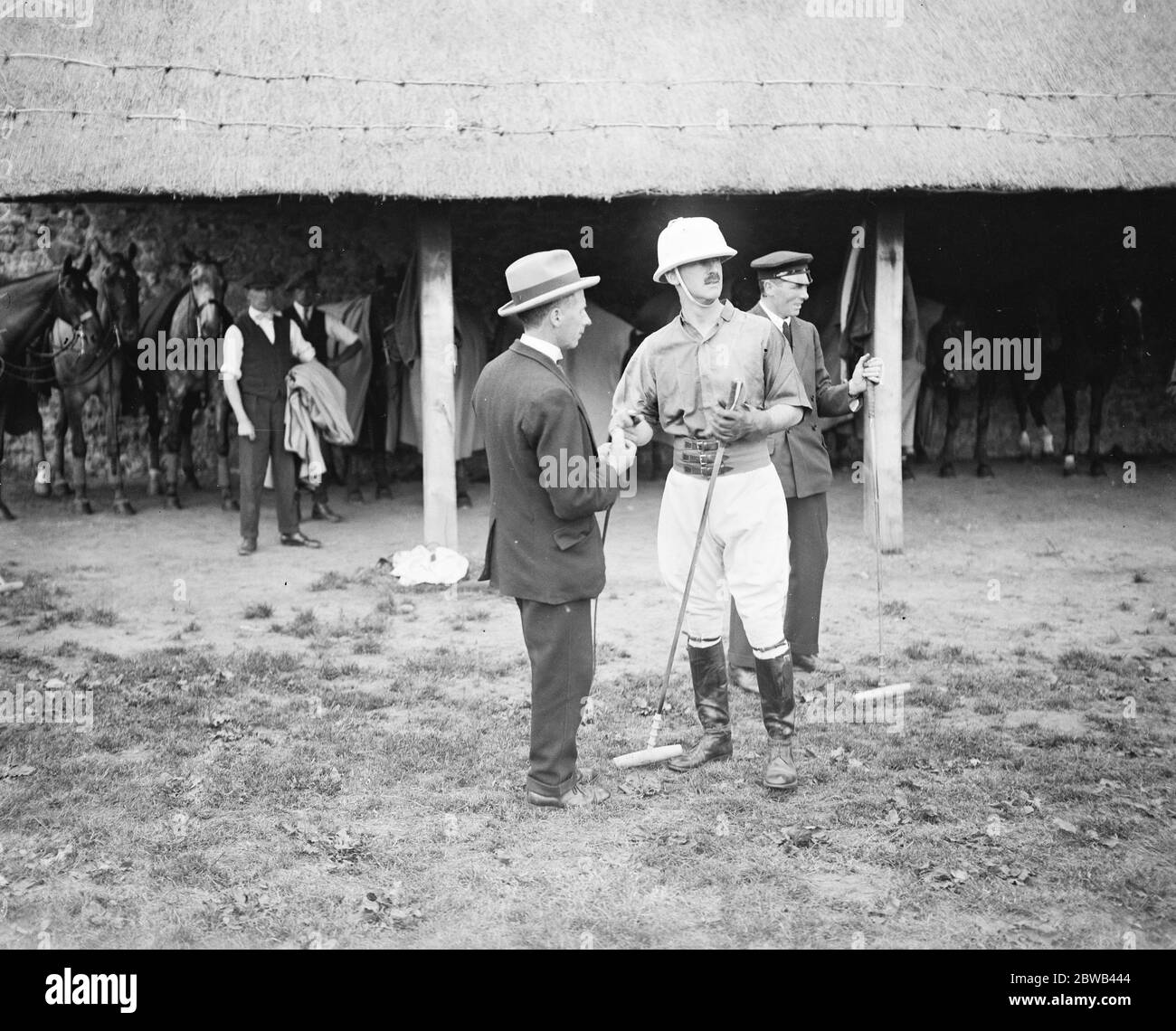 Goodwood Week Polo inizia a Cowdray Park, West Sussex, Sir e Horlick mettendo resina sulle sue mani prima di un chukka 31 luglio 1923 Foto Stock