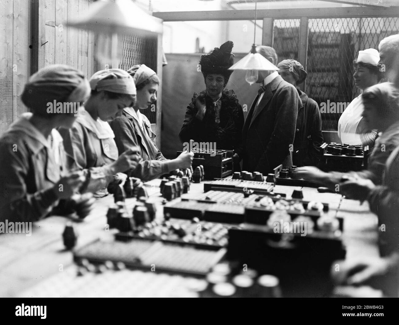 La Regina visita Cubitts munizioni fabbrica Londra 19 ottobre 1917 Foto Stock