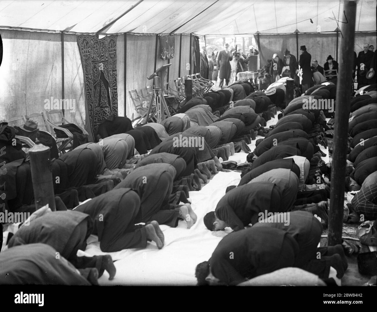 Preghiere durante un festival musulmano alla Moschea di Shah Jehan , Woking , Surrey . 15 dicembre 1936 la moschea di Shah Jahan fu la prima moschea costruita appositamente in Europa al di fuori della Spagna musulmana Foto Stock