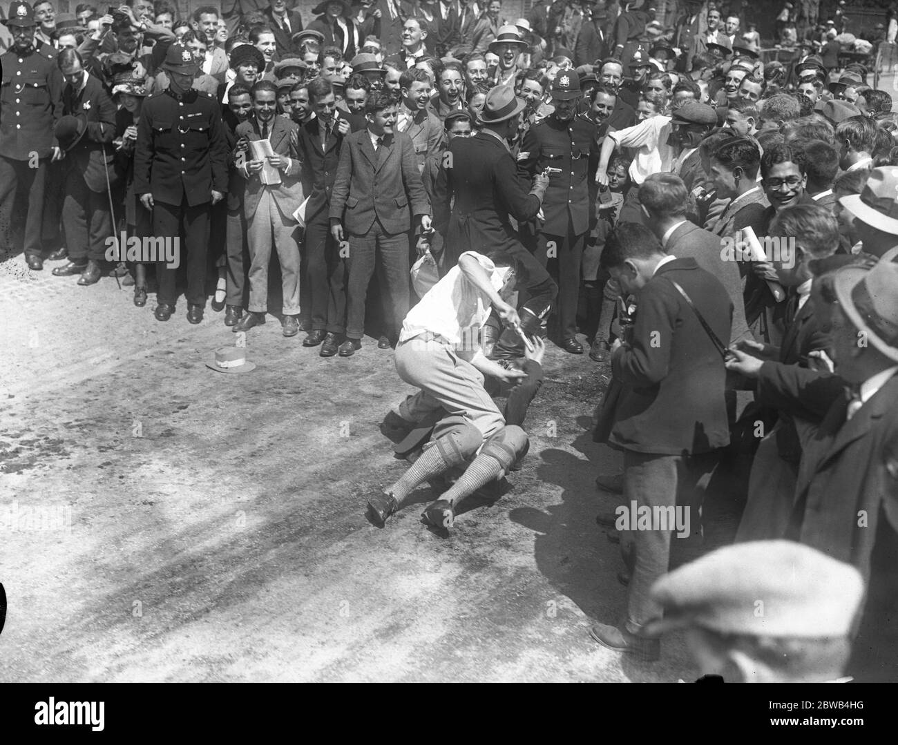 I neolaureati di Cambridge producono il loro film, ' Red Beaver ', nelle strade della città. 22 maggio 1922 Foto Stock