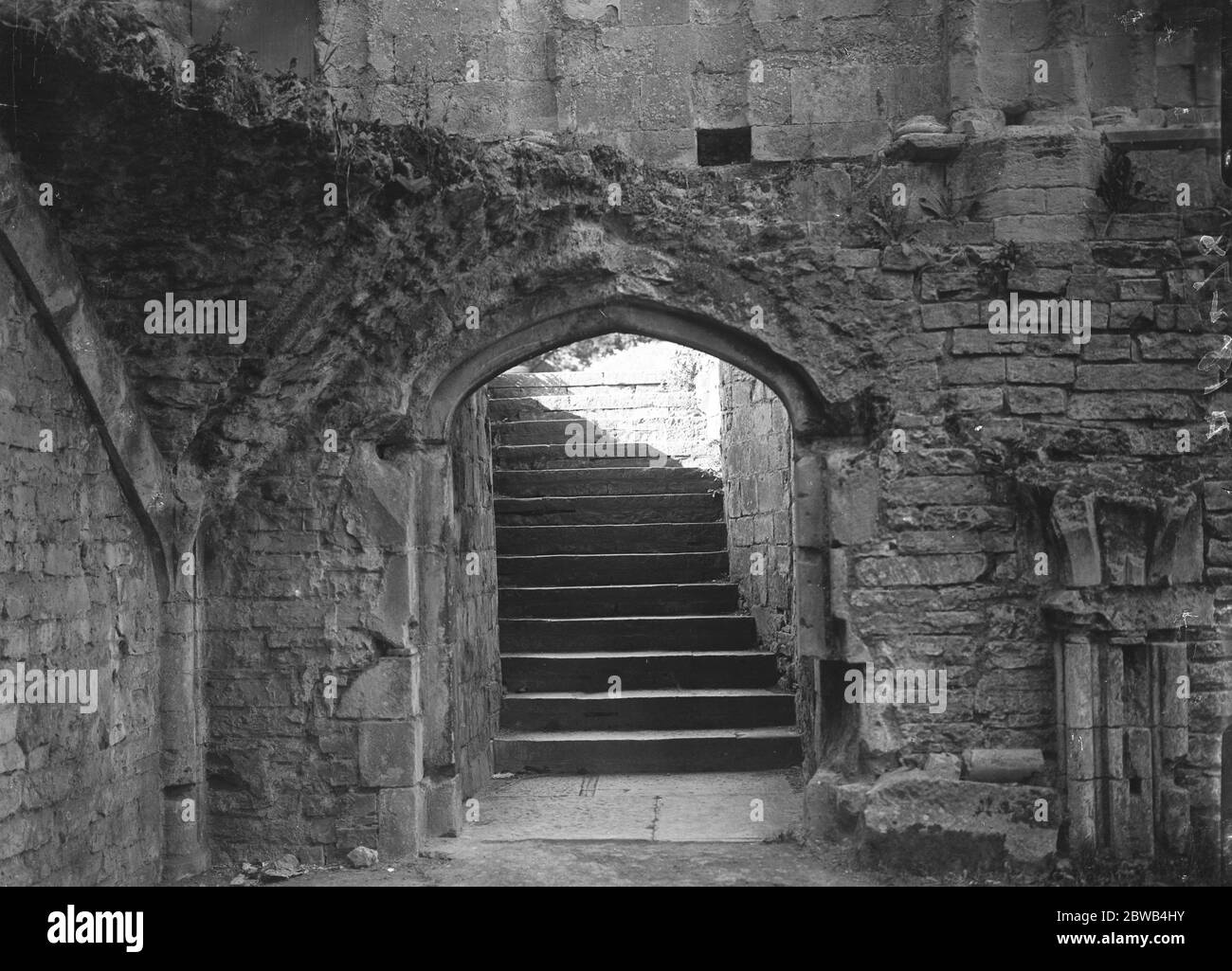 Scalini che conducono ad una cappella in rovina vicino alla vecchia Abbazia di Glastonbury. 1920 Foto Stock