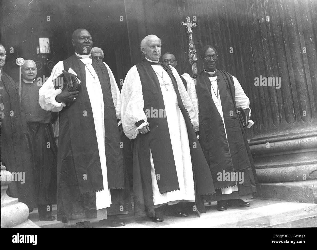 Consacrazione del Vescovo nativo africano nella Cattedrale di St Paul , Londra . Da sinistra a destra ; il venerabile Alphonso Cukwuma Onyeabo (Vescovo aggiunto sul Niger ) , l Arcivescovo di Canterbury ( Cosmo Gordon Lang ) , e il venerabile Thomas Sylvester Claudius Johnson (Vescovo aggiunto in Sierra Leone ) 11 giugno 1937 Foto Stock