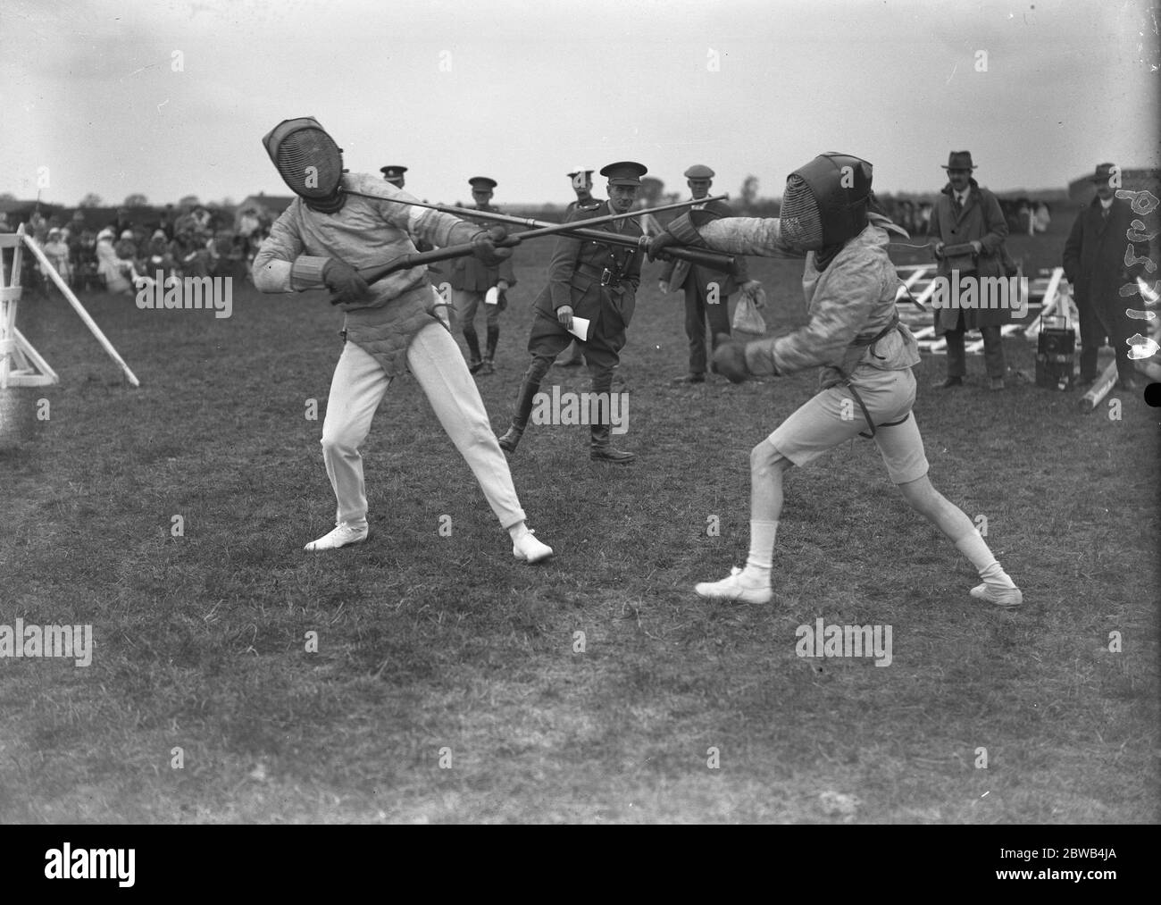 Oxford contro Cambridge al torneo Officers Training Corps di Cambridge . Il tenente colonnello C H Wilkins (a sinistra) fa una pazzia intelligente nella sua lotta a baionetta con il 2° tenente A T McCullagh (Cambridge) . 12 giugno 1923 Foto Stock