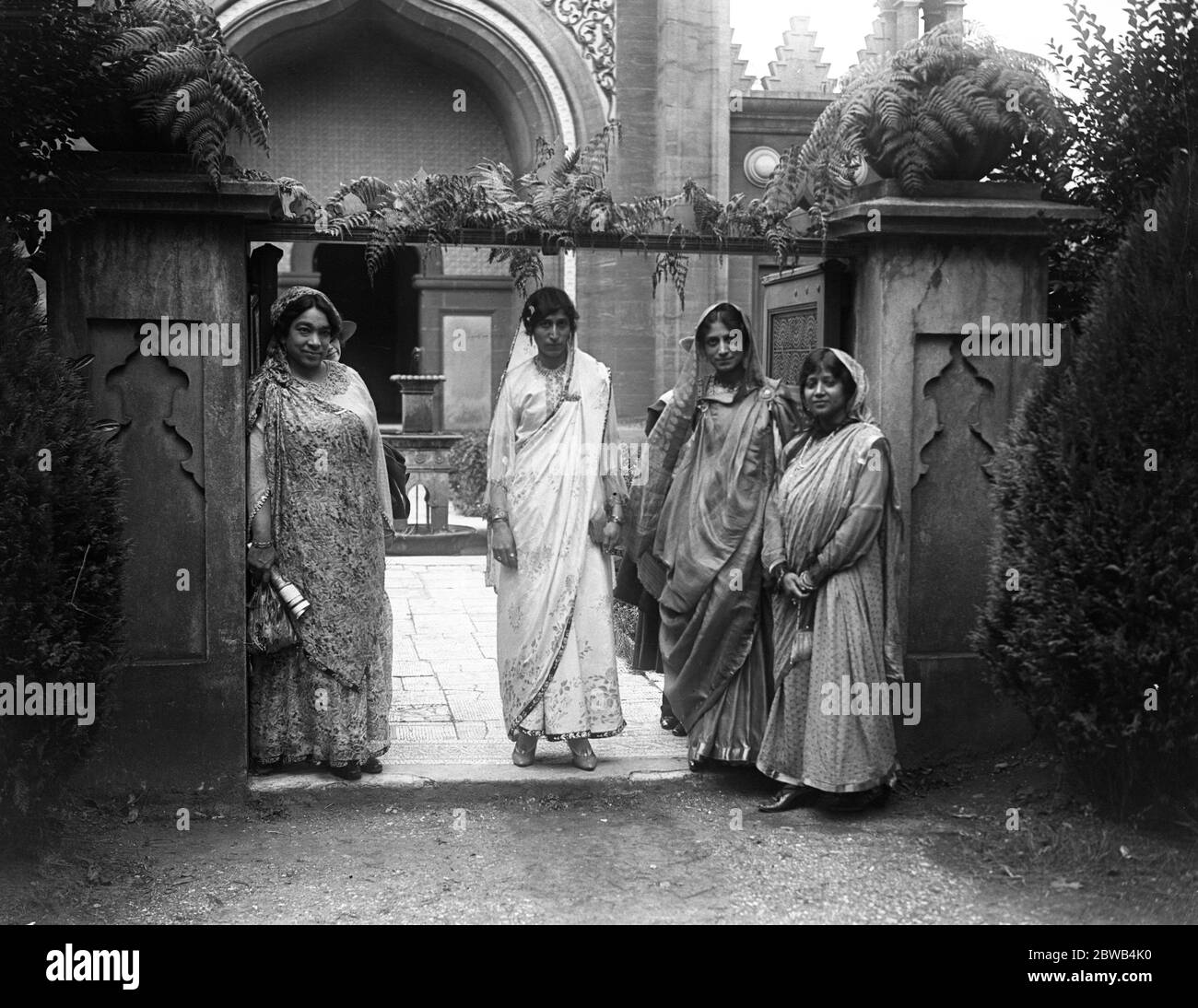 Donne indiane all'ingresso della Moschea durante il Festival musulmano dell'Eid a Woking in Surrey . 21 luglio 1917 la moschea Shah Jahan fu la prima moschea costruita appositamente in Europa al di fuori della Spagna musulmana Foto Stock
