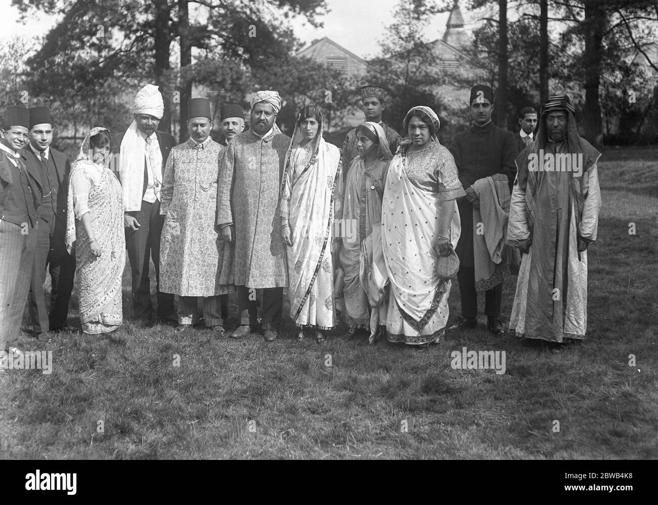 Adoratori durante il Festival dell'Eid alla Moschea di Woking, Surrey . 29 settembre 1917 la moschea di Shah Jahan fu la prima moschea costruita appositamente in Europa al di fuori della Spagna musulmana Foto Stock