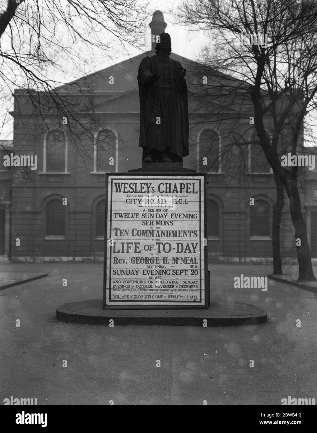 L'esterno della cappella di Wesley , City Road , Londra , che mostra la statua di John Wesley . Foto Stock