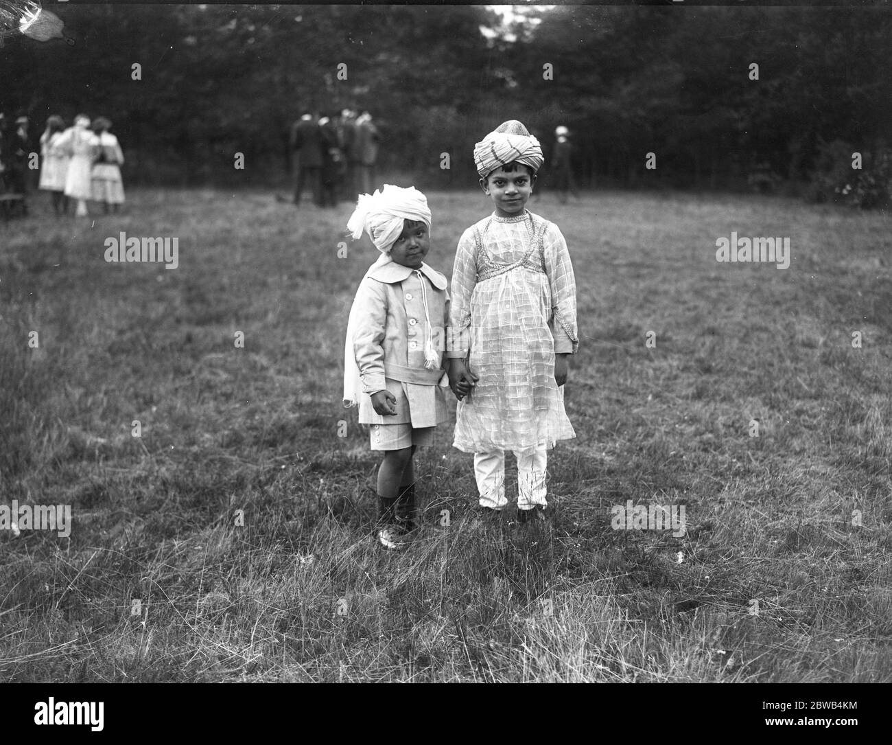 Due piccoli ragazzi indiani , che risplendono nelle loro turbe , al Festival musulmano di Eid alla Moschea di Woking in Surrey . 21 luglio 1917 la moschea Shah Jahan fu la prima moschea costruita appositamente in Europa al di fuori della Spagna musulmana Foto Stock
