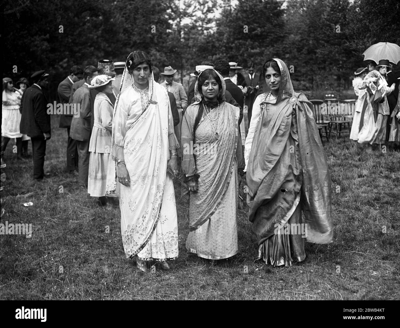 Donne indiane al Festival musulmano dell'Eid alla Moschea di Woking , Surrey . 21 luglio 1917 la moschea Shah Jahan fu la prima moschea costruita appositamente in Europa al di fuori della Spagna musulmana Foto Stock