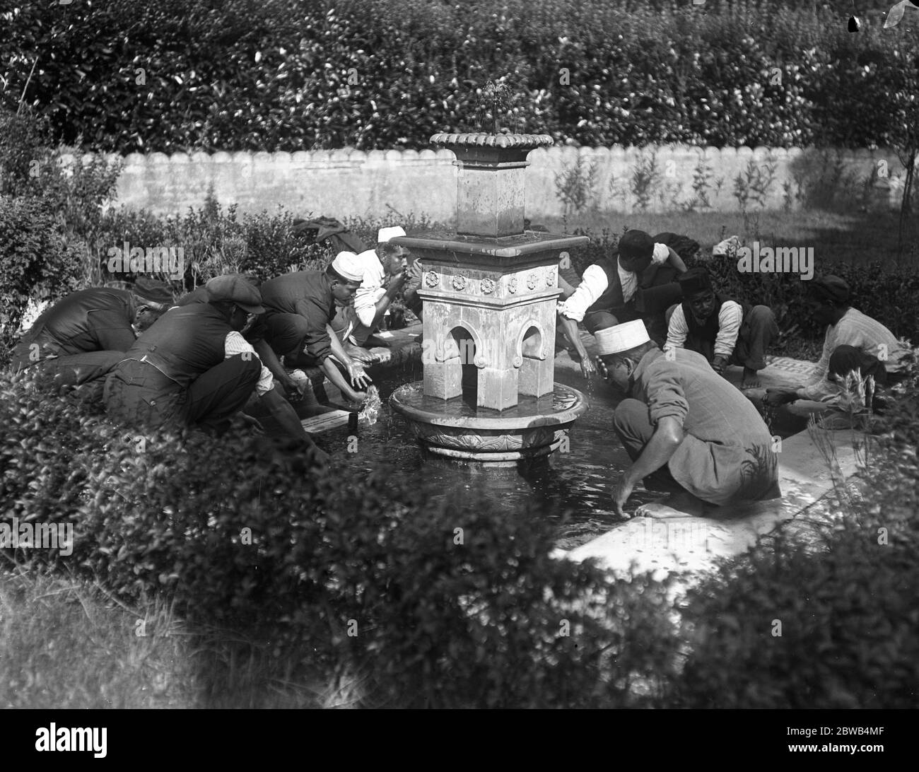 Adoratori lavarsi al Festival dell'Eid alla Moschea di Woking, Surrey . 29 settembre 1917 la moschea di Shah Jahan fu la prima moschea costruita appositamente in Europa al di fuori della Spagna musulmana Foto Stock