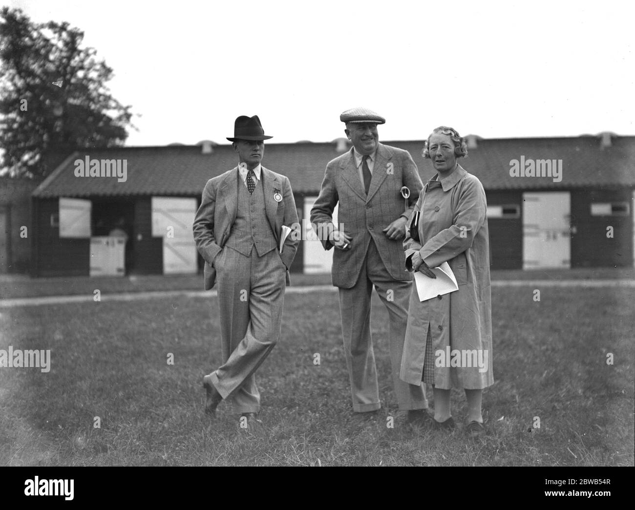 Al Newmarket Sales, il colonnello George Boyd-Rochfort VC con il signor e la signora Cayzer. 29 settembre 1937 Foto Stock