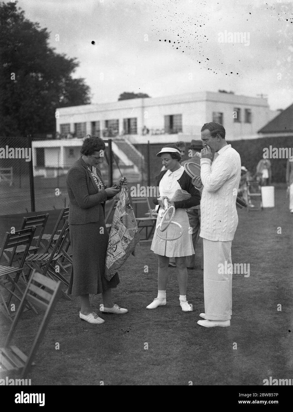 Al torneo di tennis Brockenhurst , da sinistra a destra ; Miss Betty Morant , la signora e C Peters e il signor Peter Watson 1937 Foto Stock