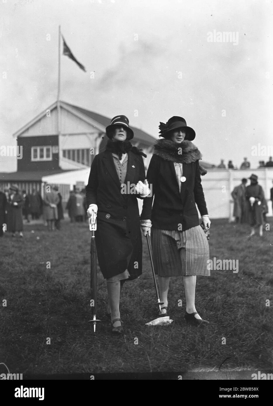 Alle corse Uttoxeter - la signora Pryor ( a sinistra ) e la signora Ingleby 19 ottobre 1926 Foto Stock