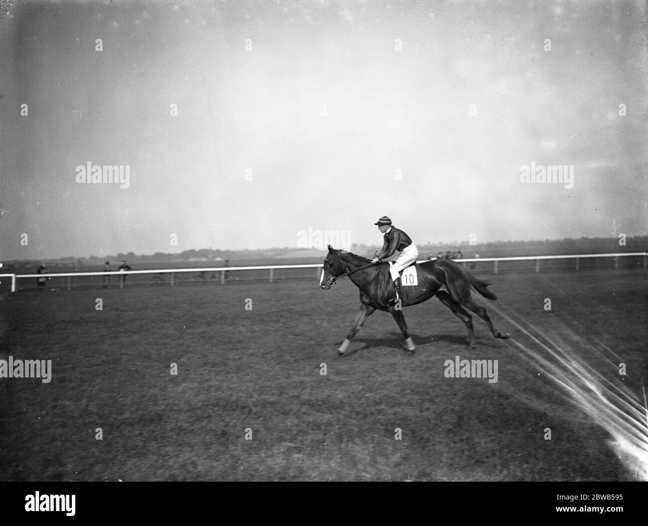 Alle gare di Newmarket , ' eccitamento' che scende lungo il corso . 30 settembre 1937 Foto Stock