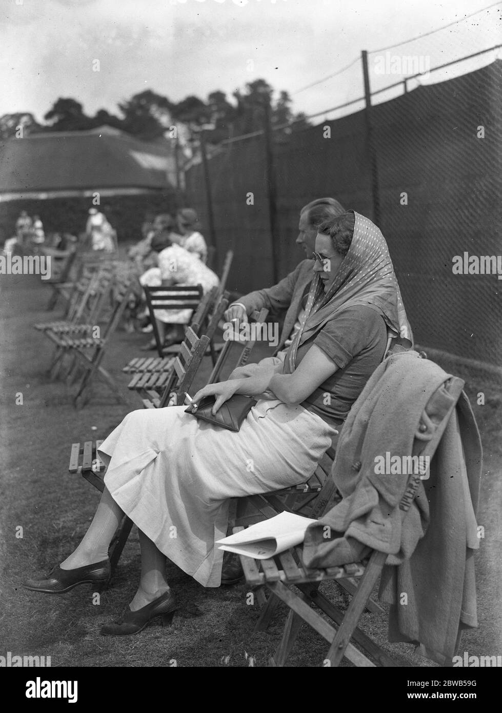 Al Brockenhurst Junior Tennis Tournament , la signora Paul Peatling guarda una partita . 1937 Foto Stock