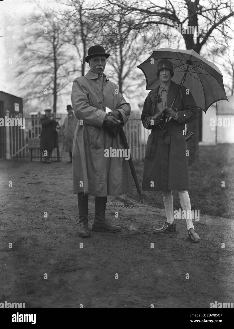 Alle gare Uttoxeter , Sir William Fielden e la signora Sowerby il 2 aprile 1927 Foto Stock