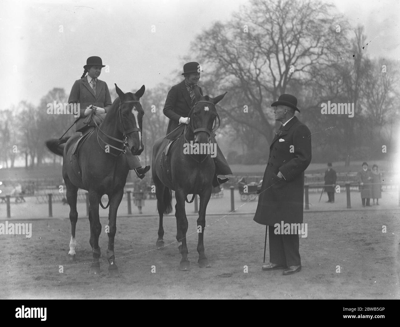 Sir Walter Gilbey , arbitro delle abitudini di guida , getta un occhio critico sui piloti di Rotten Row e raccoglie anche abbonamenti per il Royal Veterinary Hospital . 15 marzo 1935 Foto Stock