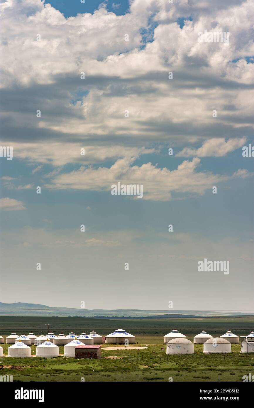 File di tende di yurt nella provincia interna della Mongolia in Cina, vicino alla capitale di provincia di Hohhot Foto Stock