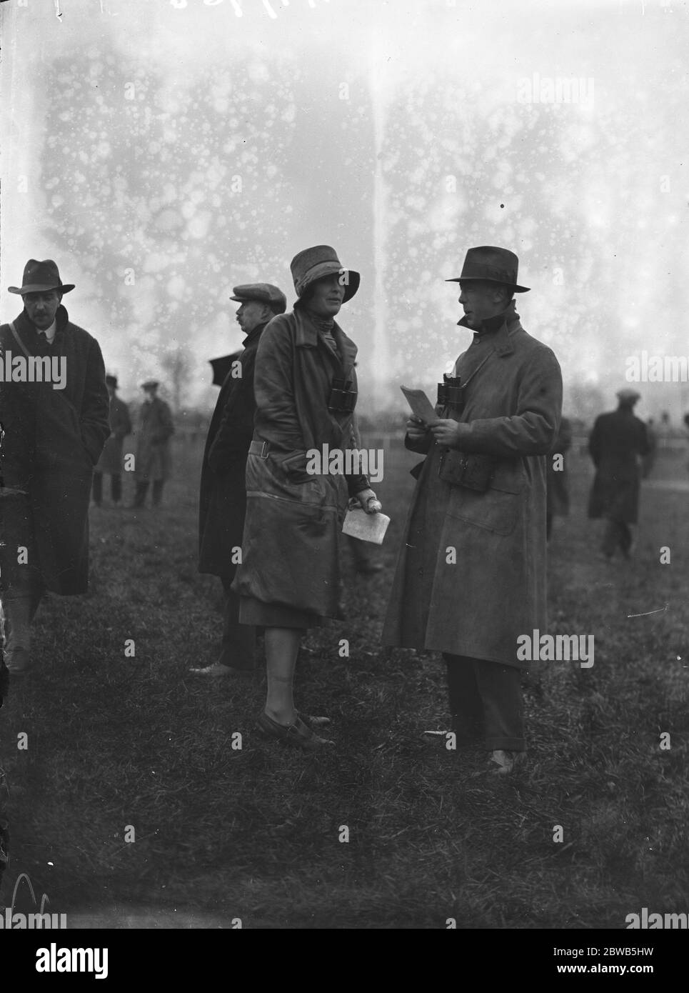 Alle corse dell' Uttoxeter , la sig.ra Roy e il sig. R Gubbins . 2 aprile 1927 Foto Stock