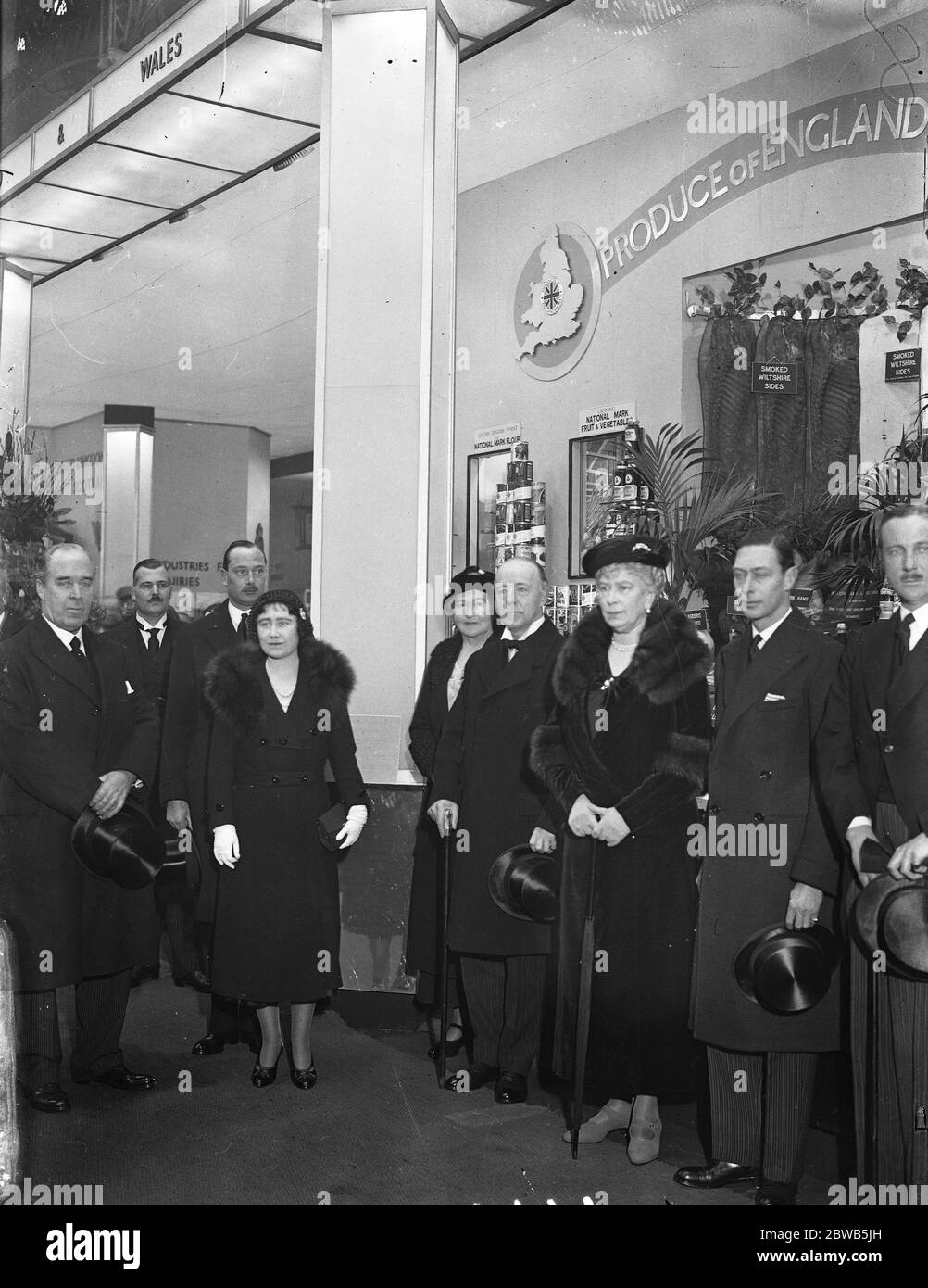 La Regina accompagnata dal Duca e dalla Duchessa di York , durante la sua visita alla British Industries Fair alla Città Bianca . 20 febbraio 1934 Foto Stock