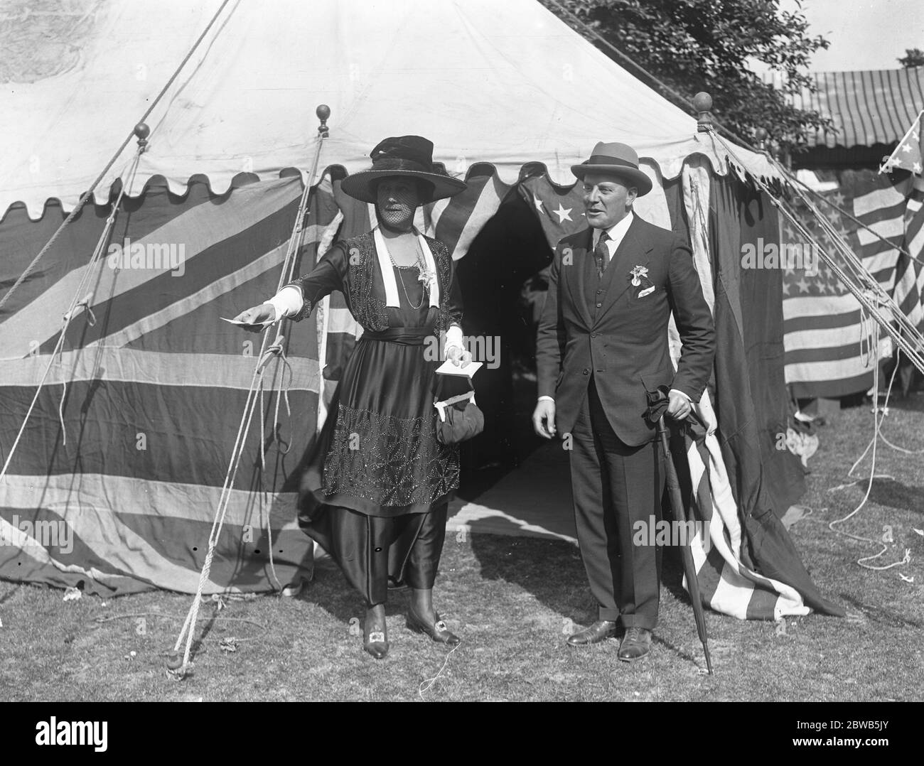 Ad un partito teatrale del giardino sono il sig. Kenneth Douglas e la sig.ra Ellis Jeffries. 30 maggio 1919 Foto Stock