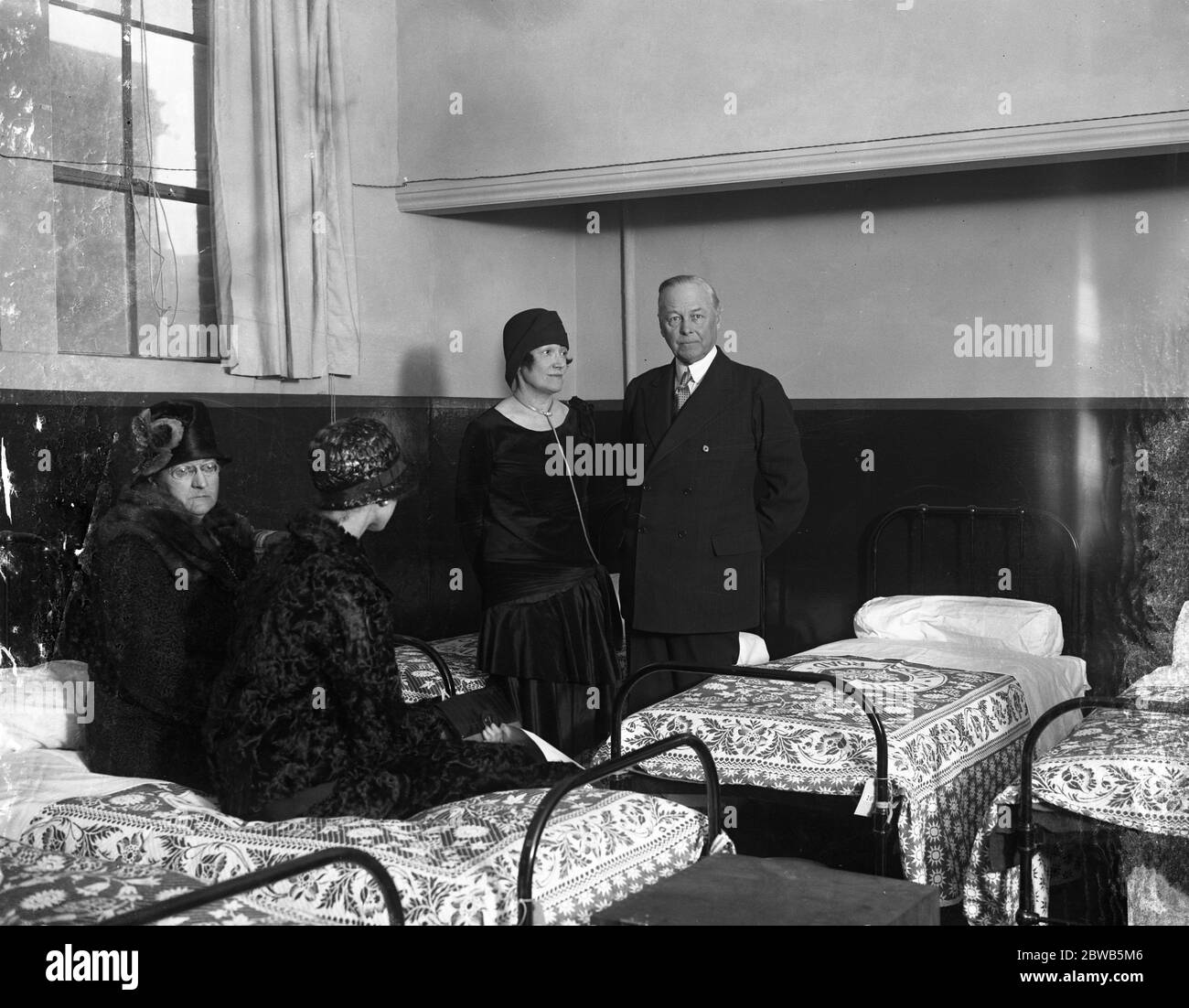 La sig.ra Cecil Chesterton e Sir William Johnson Hicks all'apertura della Cecil House. 15 marzo 1929 Foto Stock