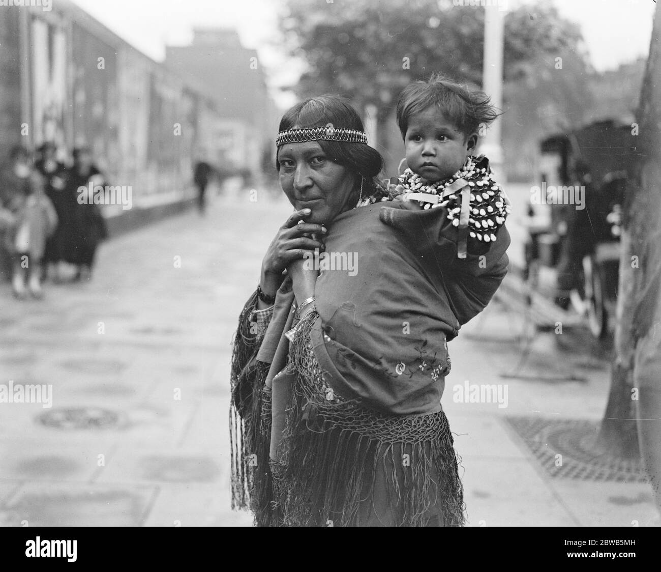 Gli Indiani nordamericani arrivano in Inghilterra . Una bellezza indiana e un bambino . 27 agosto 1923 Foto Stock