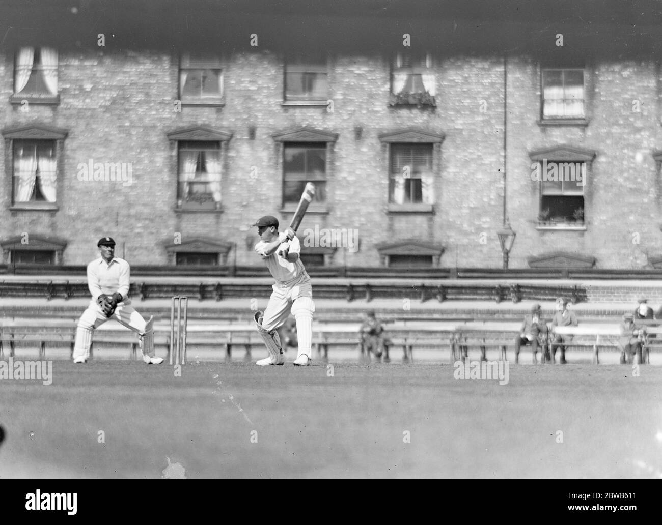 Warwickshire contro Surrey al campo di cricket Oval . G W Stephens ( Warwickshire ) che fa un colpo fine al confine . 30 agosto 1923 Foto Stock