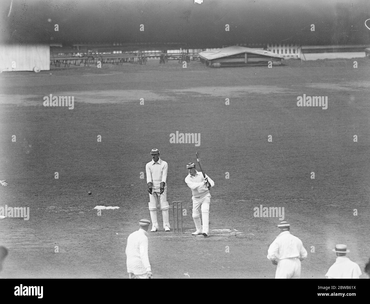 I cricket canadesi al campo di cricket Oval , Londra . Il signor C R Somerville, il battsman canadese del crack, ha colpito un confine contro i forestatori liberi all' Oval. 10 agosto 1922 Foto Stock