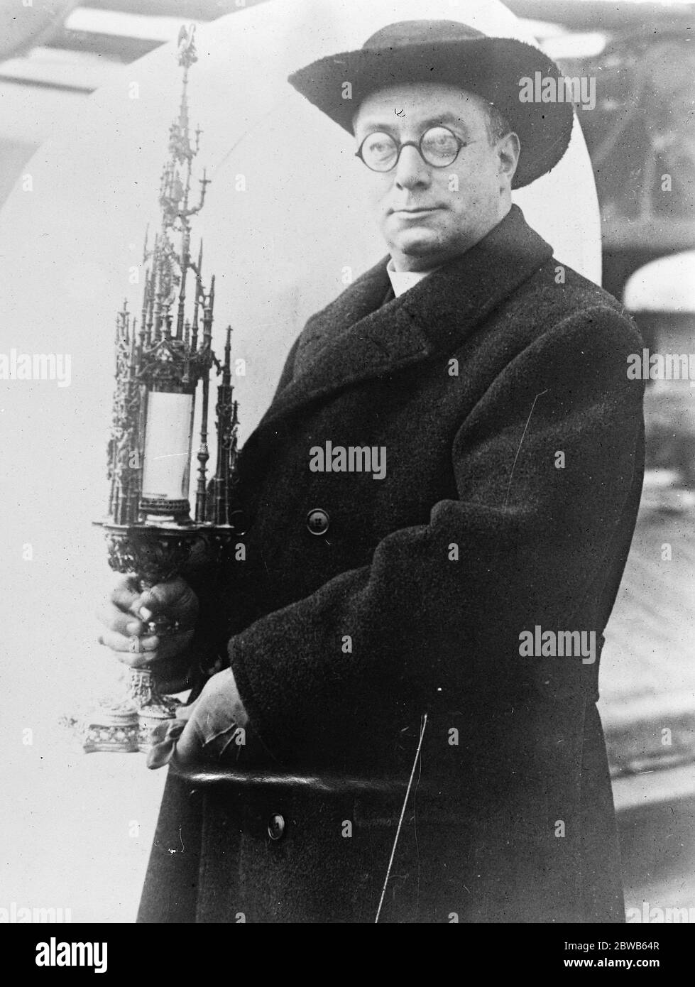 Il funzionario della High Church inglese arriva in America . Il Reverendo di destra Monsignor Newsome d'Inghilterra , che è domestico Prelato al Papa , che arriva in America S . In mano è la famosa ostensorio , usata nel servizio cattolico della benedizione . 17 marzo 1924 Foto Stock