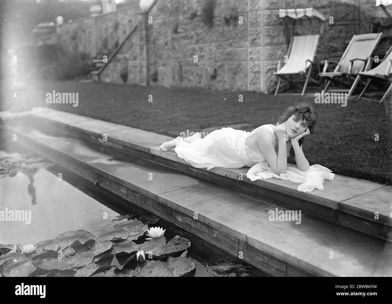 Mlle Gina Palerme , attrice e cantante francese . Uno studio della fotocamera . 1919 Foto Stock