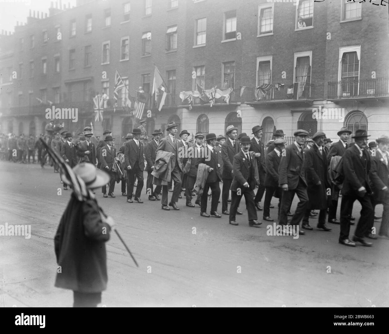 Le truppe della Contea di Londra attraversano Londra . Soldati scaricati nella processione . 5 luglio 1919 Foto Stock