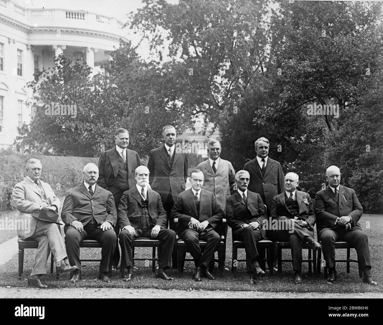 Prima immagine del presidente Coolidge e del suo gabinetto . Da sinistra a destra ; Postmaster generale , New Secretary of War Weeks , Secretary Hughes , President Coolidge , Secretary of the Treasury , Mellon , Attorney General , Dougherty e Secretary of the Navy , Denby . Back row , da sinistra a destra ; Segretario del Commercio , Hoover , Segretario del lavoro interno , Segretario dell' Agricoltura , Wallace e Segretario del lavoro , Davis , fuori della Casa Bianca . 24 settembre 1923 Foto Stock