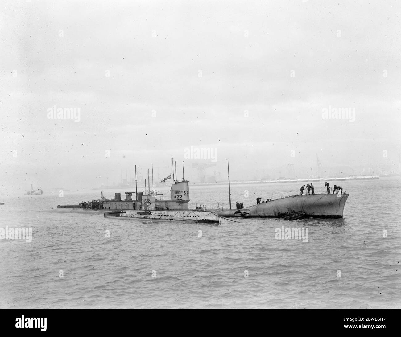 K22 , un sottomarino a vapore - propulsione della prima guerra mondiale Classe K della Royal Navy con mare - imbuti estesi, accanto a SM UB-28 un sottomarino tedesco di tipo UB II o U-boat della German Imperial Navy . Foto Stock