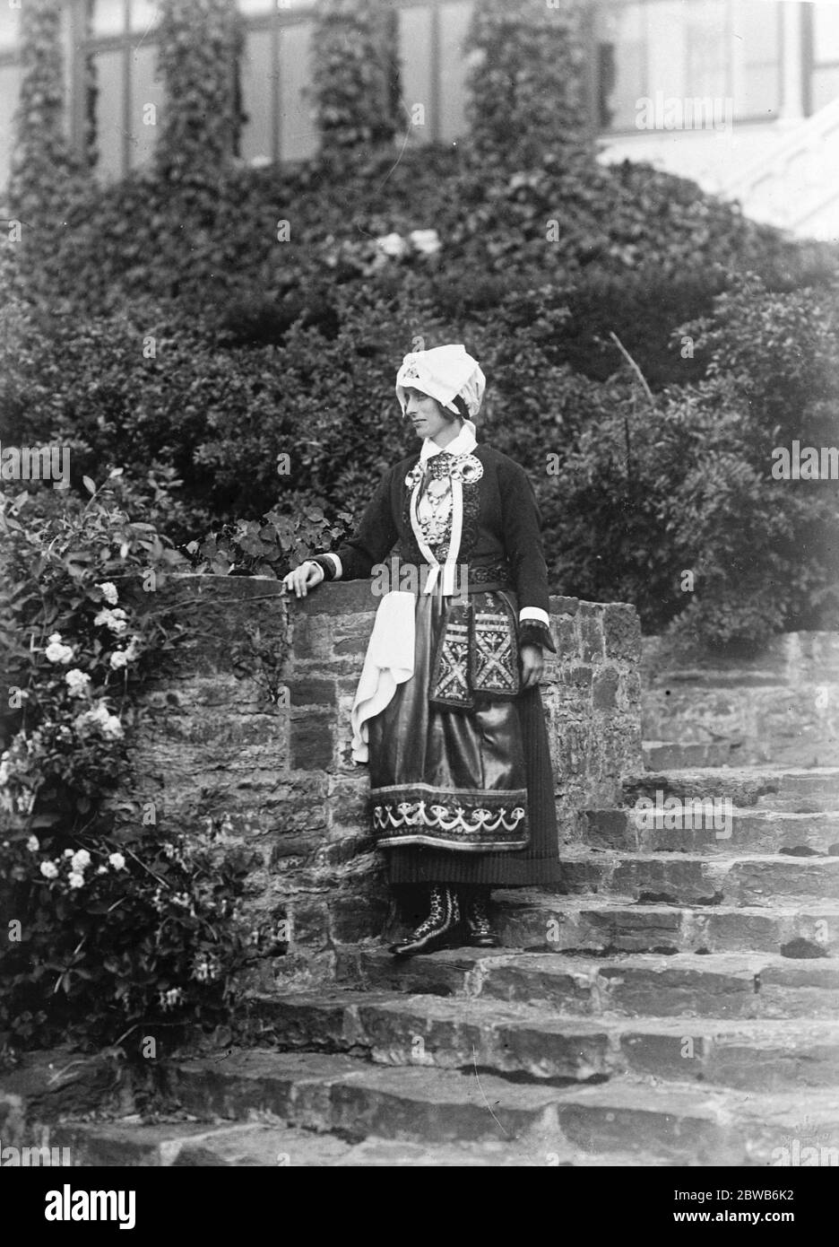 La futura Regina della Svezia in abito nazionale . La Principessa della Corona di Svezia , ex Lady Louise Mountbatten , indossa abiti nazionali svedesi tradizionali 27 settembre 1924 Foto Stock