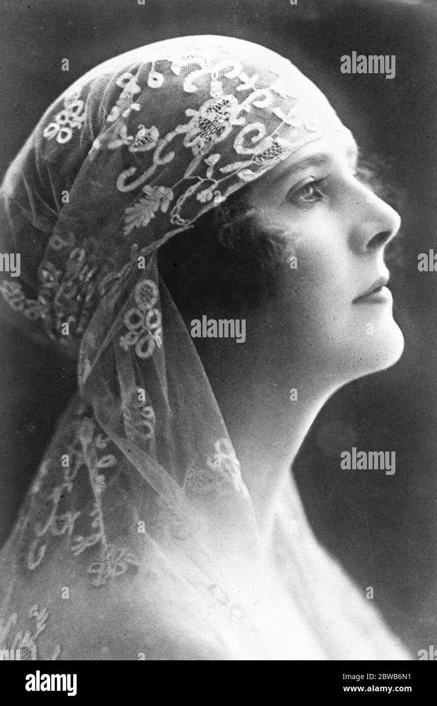 Un affascinante studio della Viscontessa Curzon . Una nuova fotografia della Viscontessa Curzon , una delle donne più belle d'Inghilterra . 25 ottobre 1924 Foto Stock