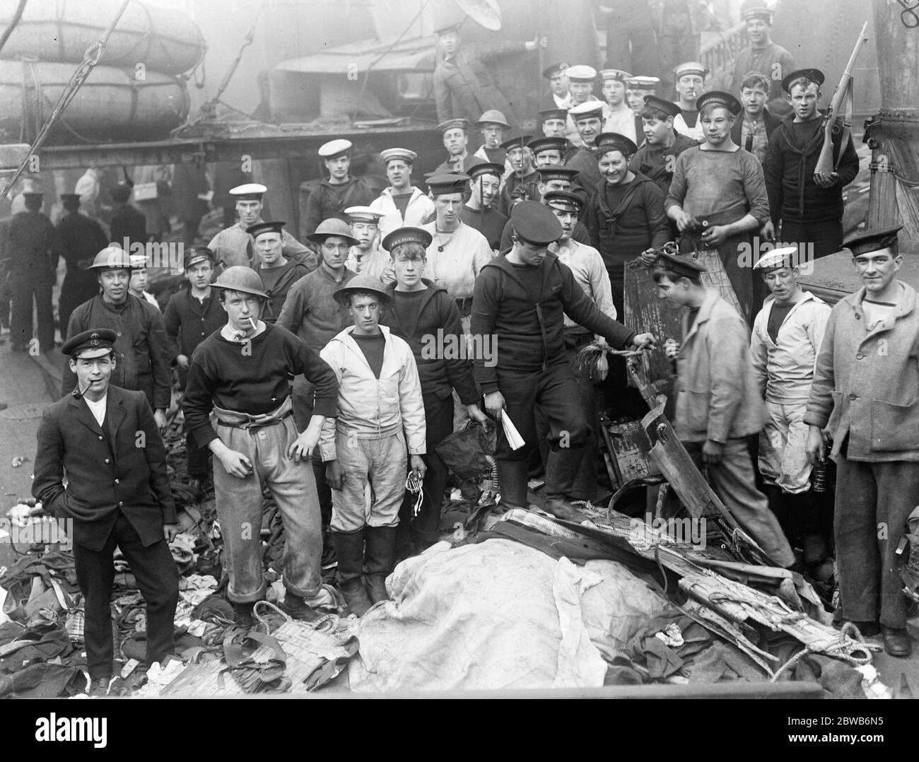 Il grande raid navale su Zeebrugge . Crewman a bordo di HMS Vindictive un incrociatore britannico protetto. Il 23 aprile 1918 era in feroce azione a Zeebrugge quando si trovava a fianco della Mole e le sue opere superiori erano gravemente danneggiate . I marinai britannici dell'azione stanno fra alcuni del relitto. 1918 Foto Stock