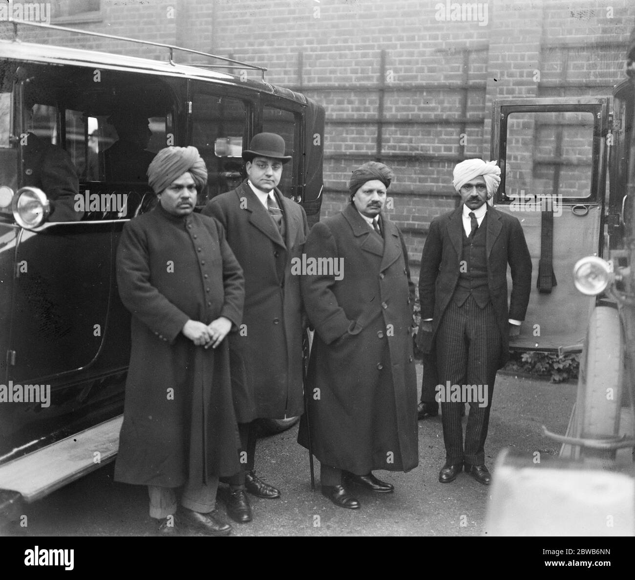 Funerali del Maharajah di Cooch - Behar al crematorio verde del Golders , il primo crematorio aperto a Londra , e uno dei più antichi crematori in Gran Bretagna . H di Jalawar e di suo figlio al crematorio. 23 dicembre 1922 Foto Stock