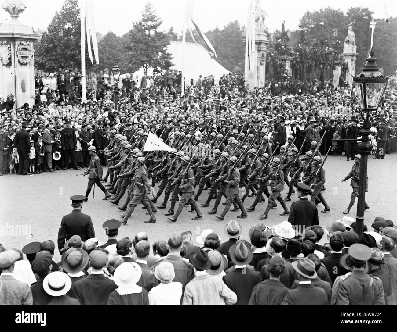 la grande vittoria di oggi marzo . Truppe siamesi che passano i Giardini della Regina di fronte a Buckingham Palace . 19 luglio 1919 Foto Stock