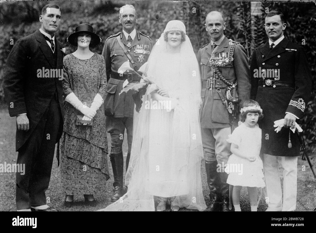 Matrimonio di un illustre ufficiale britannico a Hong Kong . La festa nuziale dopo il matrimonio a Hong Kong di Lt Colonel W N Nicholson e Miss P Higgs . Nel gruppo si vede anche il generale Sir John Fowler , GOC del comando della Cina . 28 aprile 1924 Foto Stock