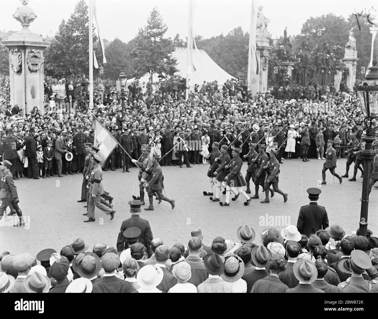 la grande vittoria di oggi marzo . Truppe greche che passano i Giardini della Regina di fronte a Buckingham Palace . 19 luglio 1919 Foto Stock