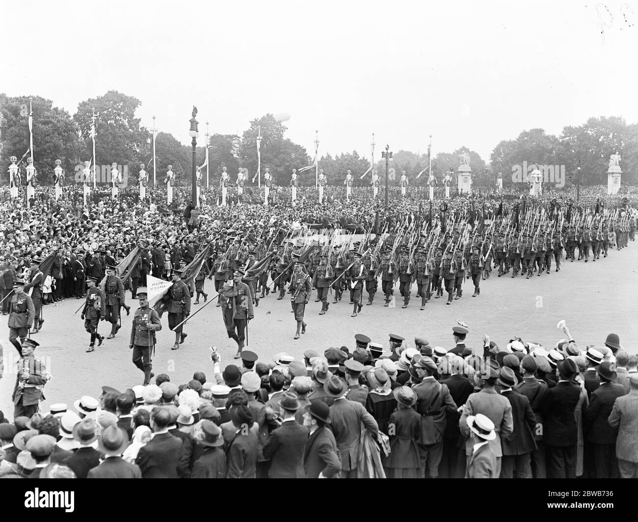 La Grande marcia della Vittoria di oggi . Truppe britanniche che passano il Victoria Memorial . 19 luglio 1919 Foto Stock