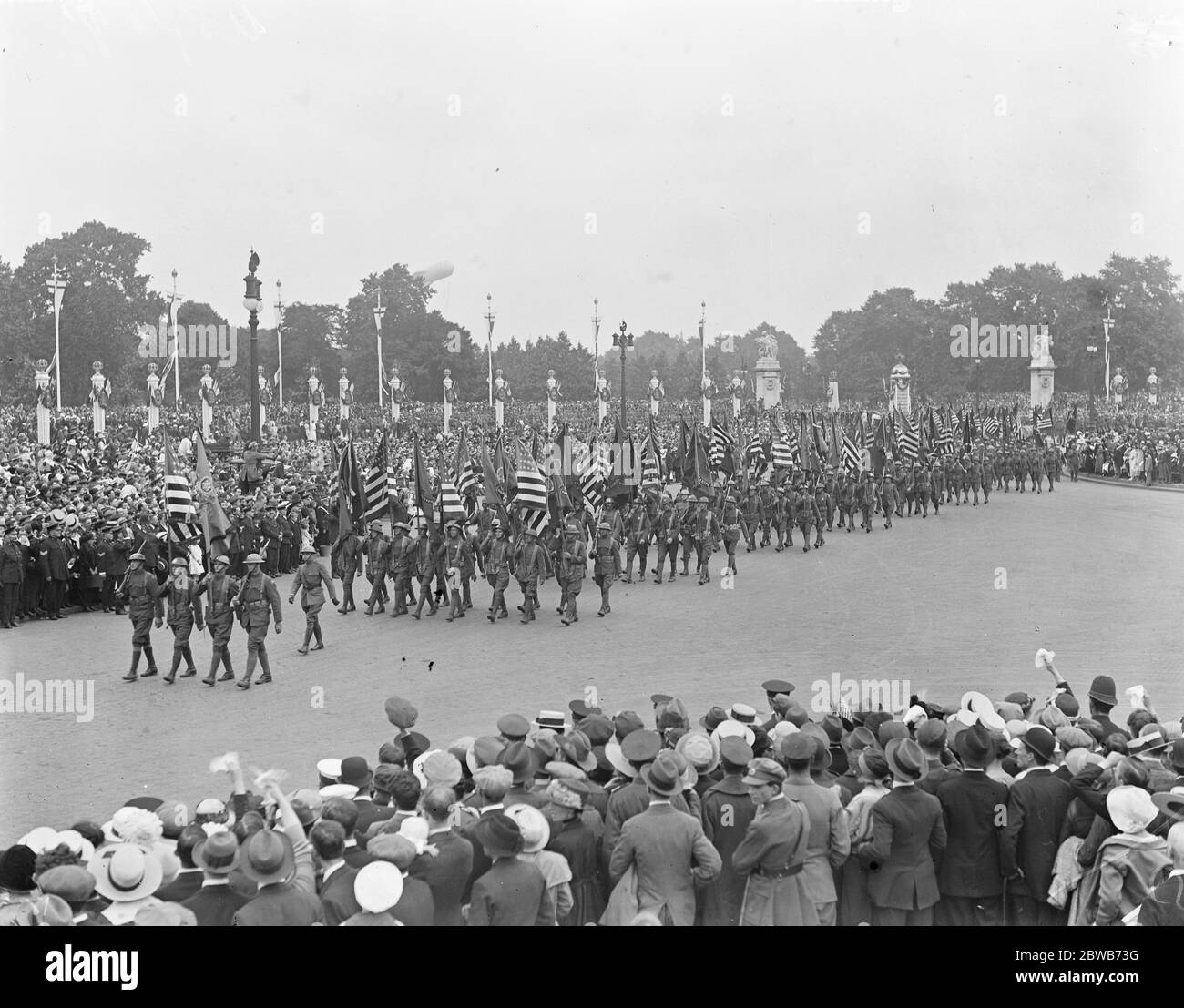 la grande vittoria di oggi marzo . Truppe americane che passano davanti ai Giardini della Regina di Buckingham Palace . 19 luglio 1919 Foto Stock