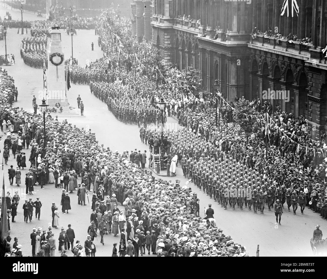 la grande vittoria di oggi marzo . Truppe americane che passano il Cenotaph , il memoriale di guerra situato a Whitehall , Londra . 19 luglio 1919 Foto Stock