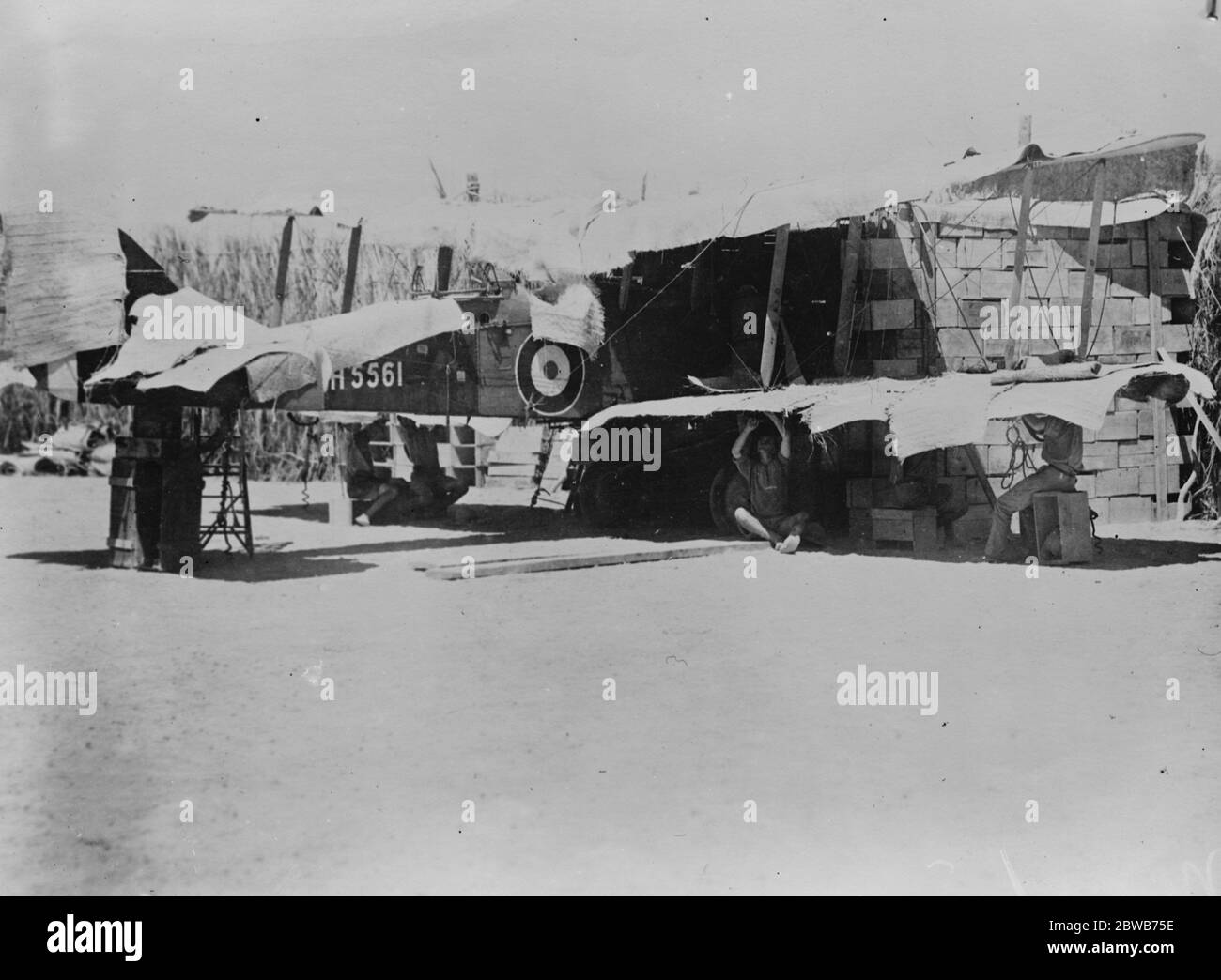 Le operazioni militari britanniche in Somaliland . Interessanti nuove fotografie . Aereo RAF in fase di revisione superiore a Eil dur Elan . 7 aprile 1920 Foto Stock