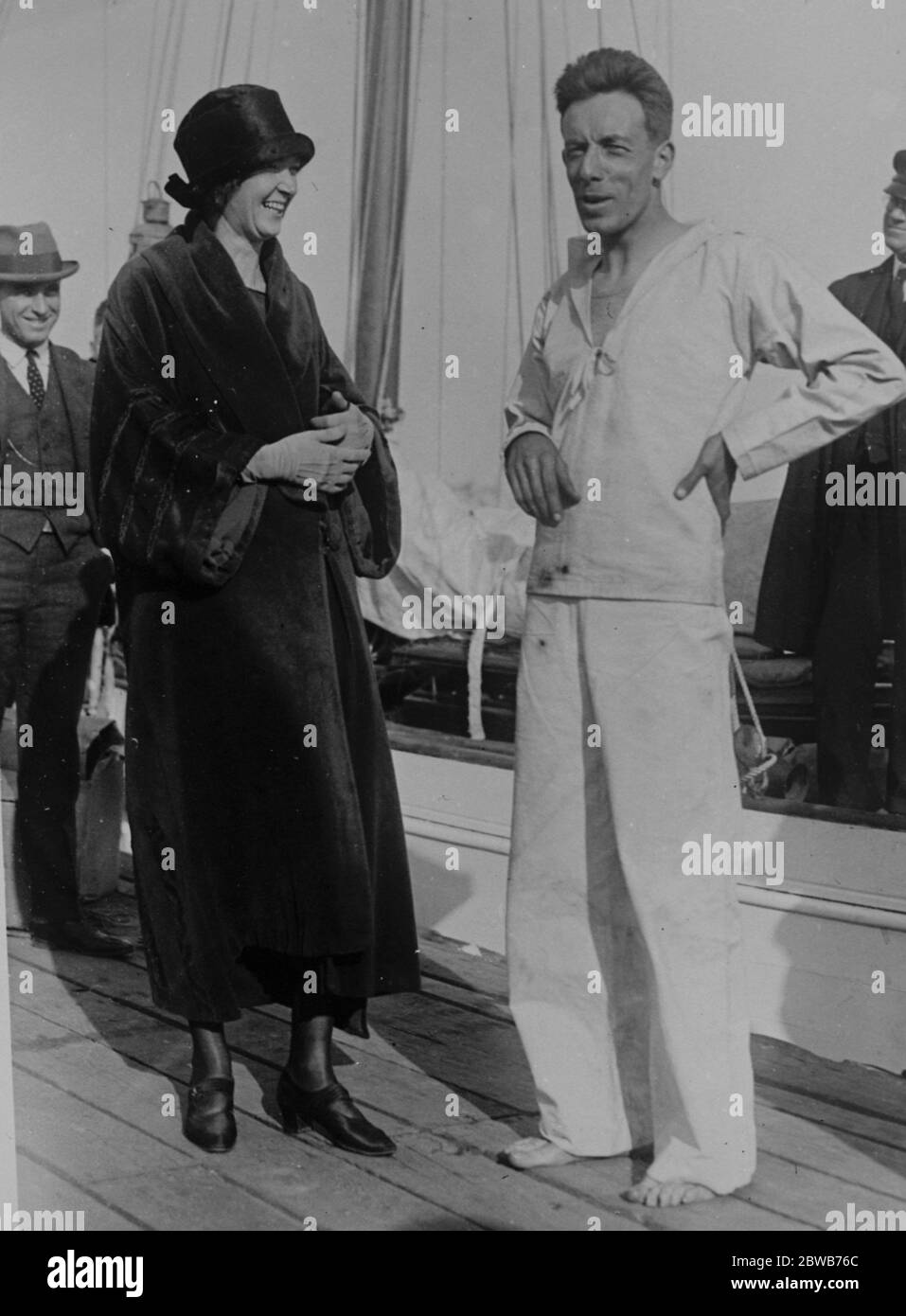 La signora W Washburn Nutting ha salutato Alain Gerbault con il suo giro mondiale in una barca di 35 metri . 1924 Foto Stock
