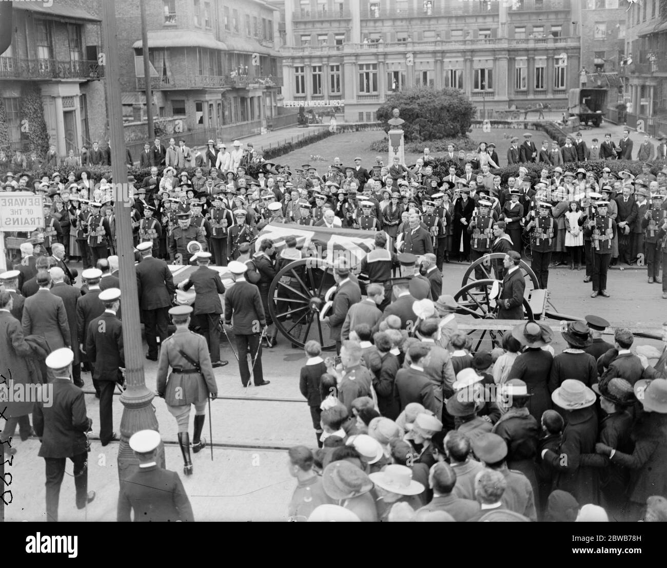 I funerali del capitano Charles Algernon Fryatt , che fu vergognosamente giustiziato dai tedeschi nel 1916 . I suoi funerali si tennero nella Cattedrale di San Paolo . Centinaia di marinai mercantili e vedove di marinai mercantili e di pescatori hanno partecipato. L'8 luglio 1919 Foto Stock