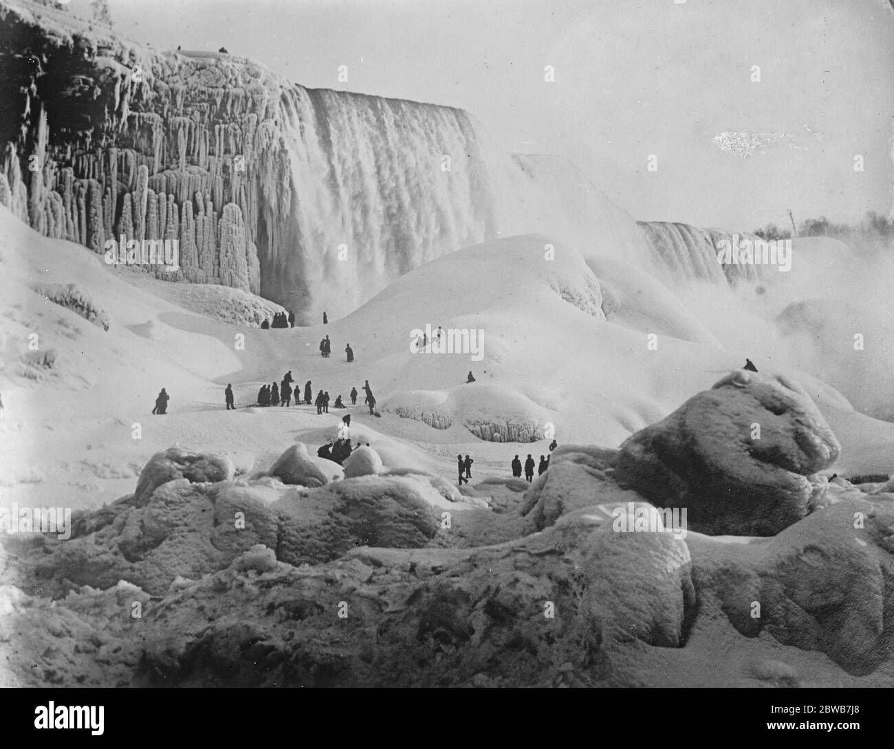 Niagara in inverno 's grip UNO studio impressionante sulle cascate del Niagara congelate 8 dicembre 1925 Foto Stock